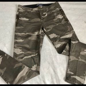 Democracy “Ab”solution stretch slim camouflage pants with great details! Size 4